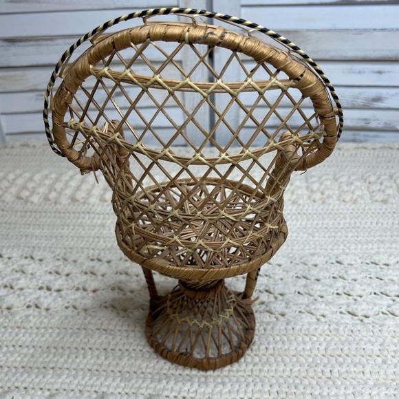 Vintage Wicker Rattan Woven Mini Peacock Chairs Set of 2 Plant Stand - Picture 6 of 12